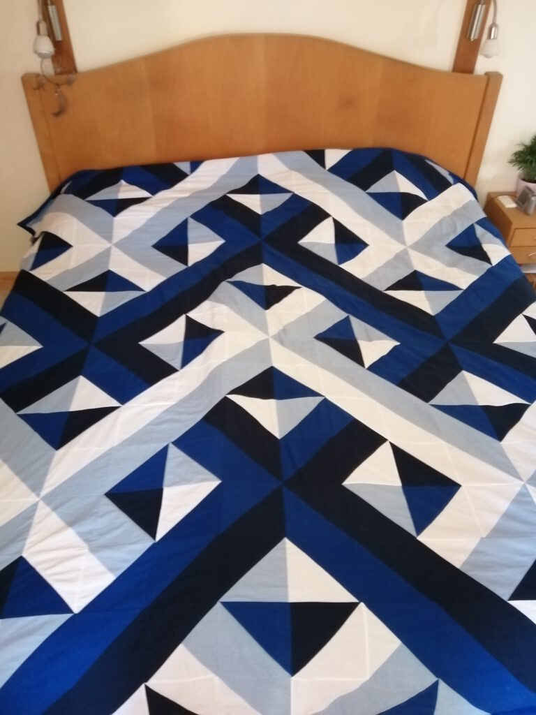 Kék-fehér geometrikus ágytakaró
